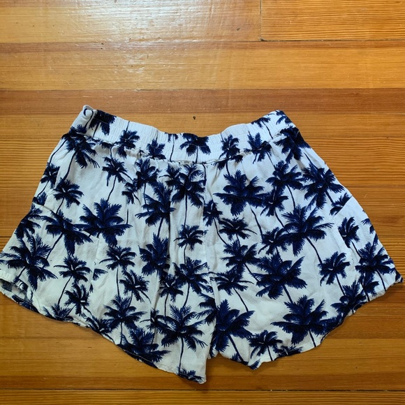 Shorts - Picture 2 of 3